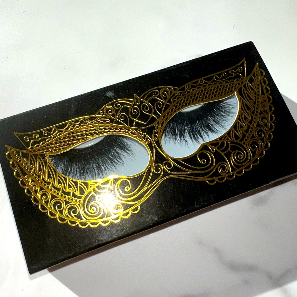 NIB never worn Lilly Lashes in style Femme